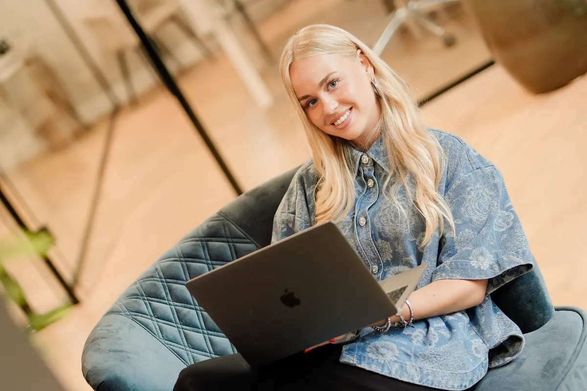 Een collega van marketing werkt op haar laptop