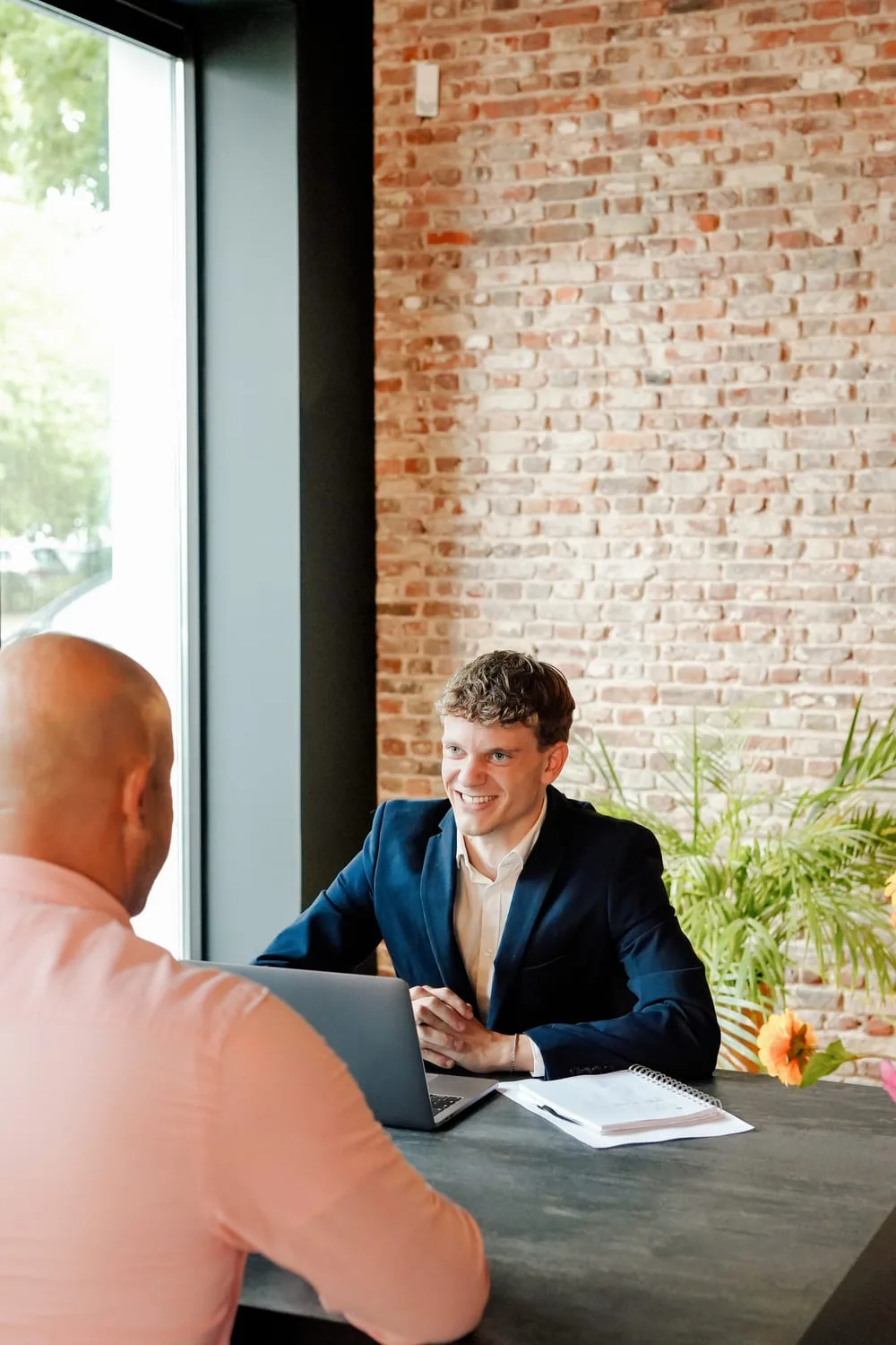 Een gesprek aan tafel op kantoor
