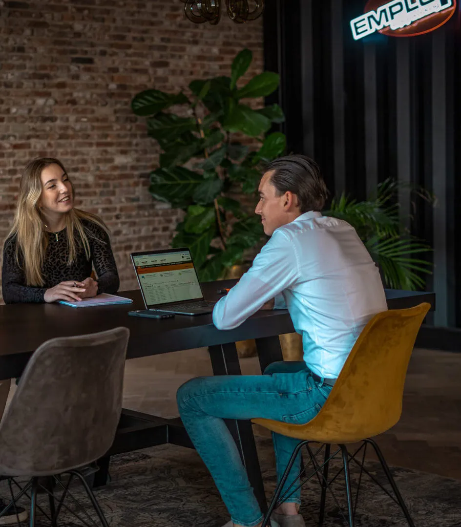 Een gesprek aan tafel bij een bakstenen muur