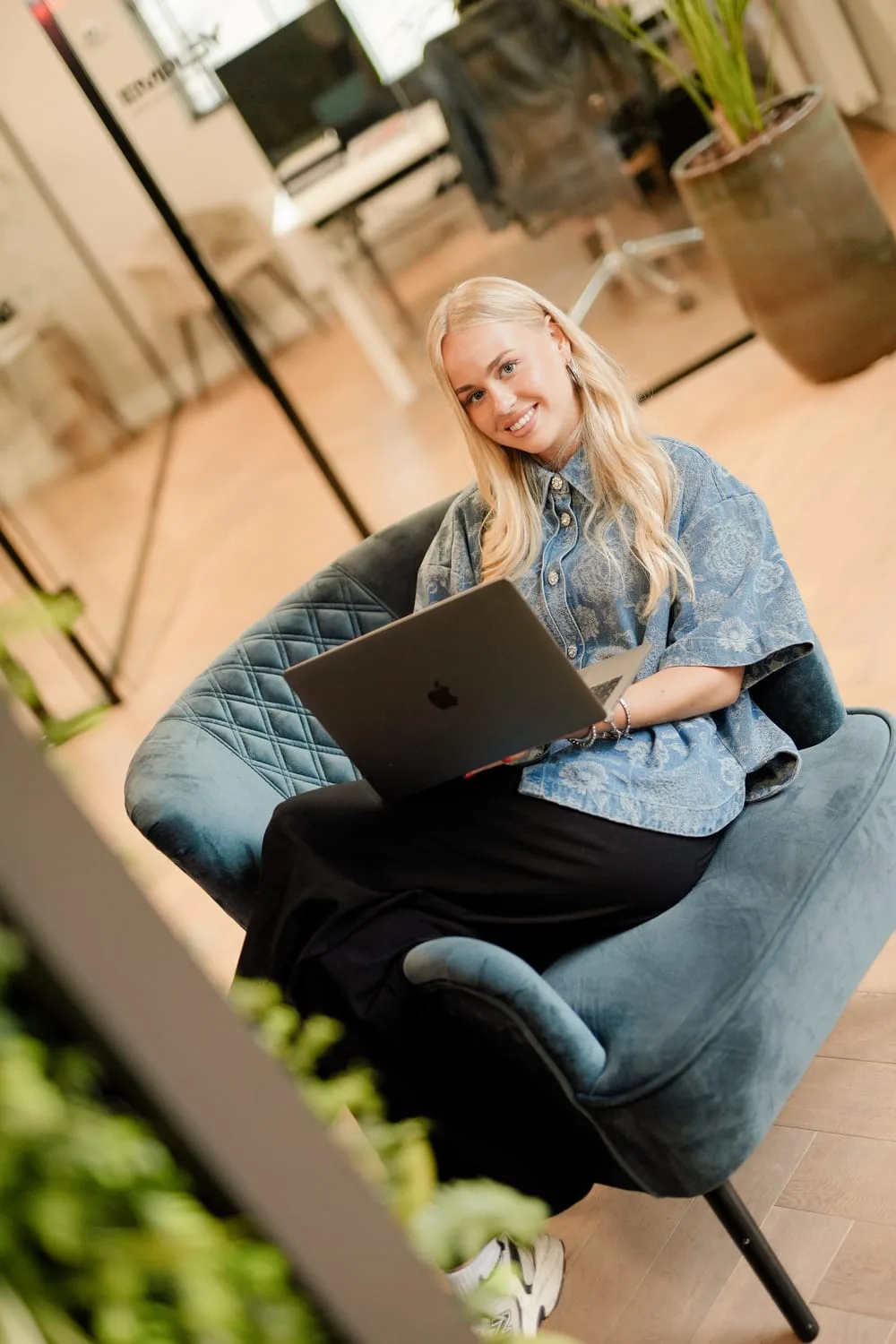 Een professional werkt met een laptop